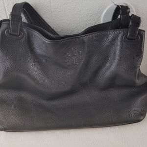 Tory Burch The black Pebble Leather Shoulder Bag With Large Tassel